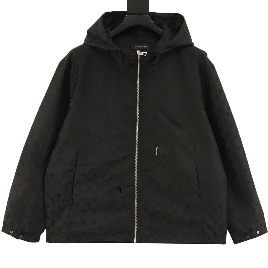 🅿️570 Louis Vuitton/Louis Vuitton all-over printed presbyopic windbreaker zipper jacket. Purchase the original version and have it printed immediately. The fabric is made of custom densely spun technical fabric that is light and thin, and the upper body is silky and breathable. Infrared positioning cutting, workwear-style windbreaker design, the upper body is invincible and versatile. All details are customized and developed, and all hardware and accessories are restored to ZP. Size：XS-L